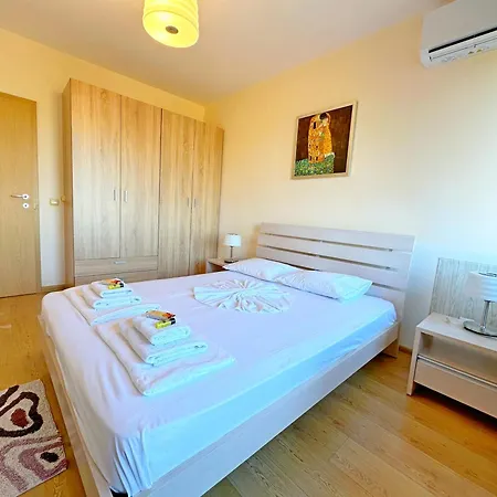 Sunny Ap In Golf Complex Lighthouse